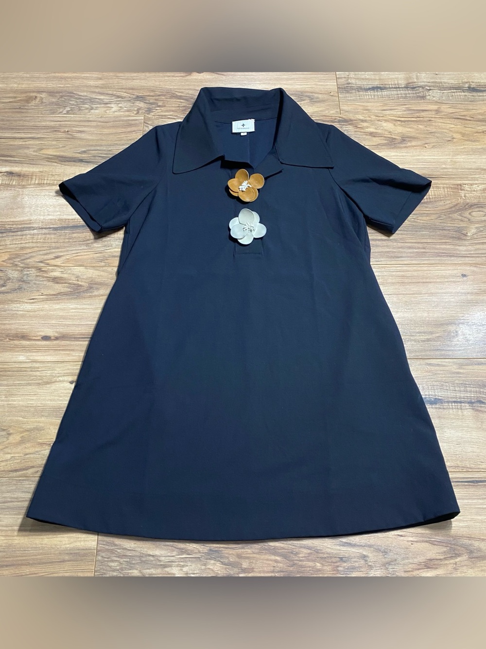 Women’s Tucker Nuck Collared Short Sleeve Dress with 2 Flowers